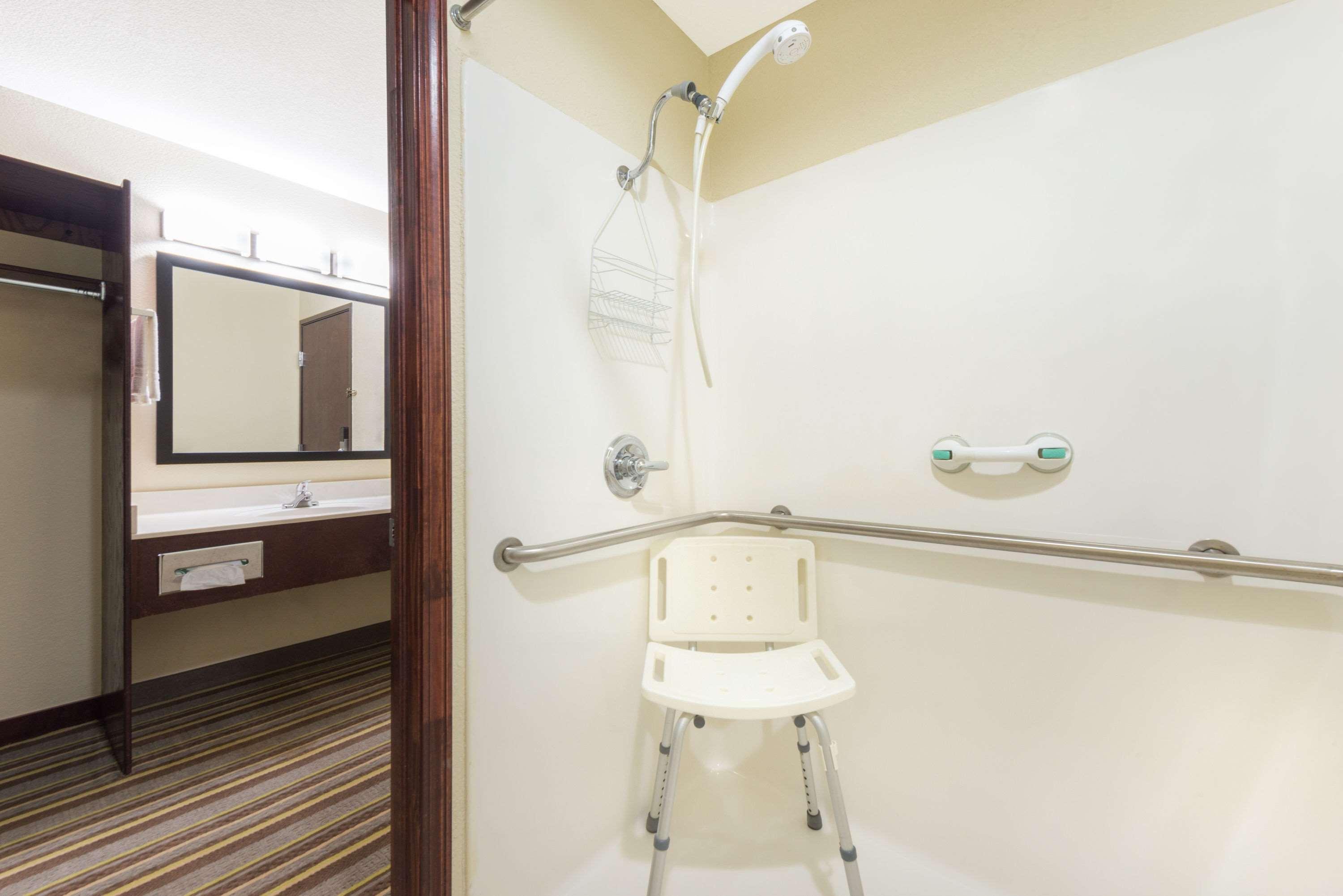 Super 8 By Wyndham Perry Hotel Luaran gambar