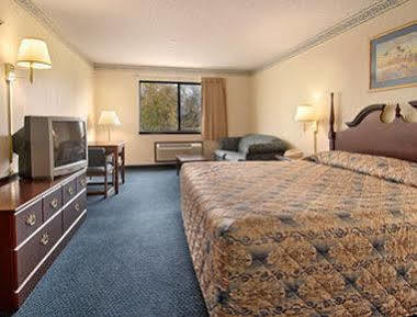 Super 8 By Wyndham Perry Hotel Luaran gambar